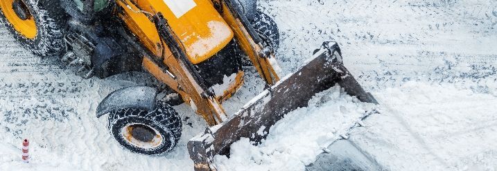 Traktor räumt Schnee